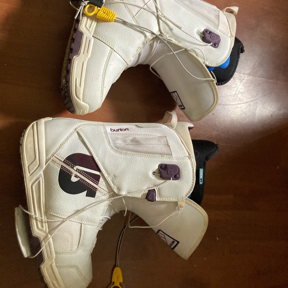 White Burton Mint Snowboarding boots size 9